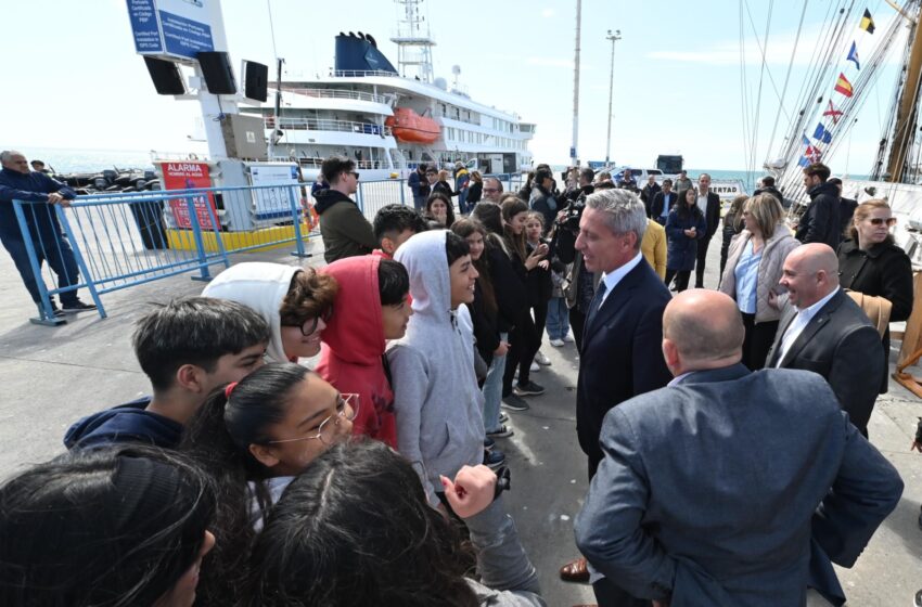 Arcioni participó del inicio de la Temporada de Cruceros en Puerto Madryn y visitó la Fragata Libertad