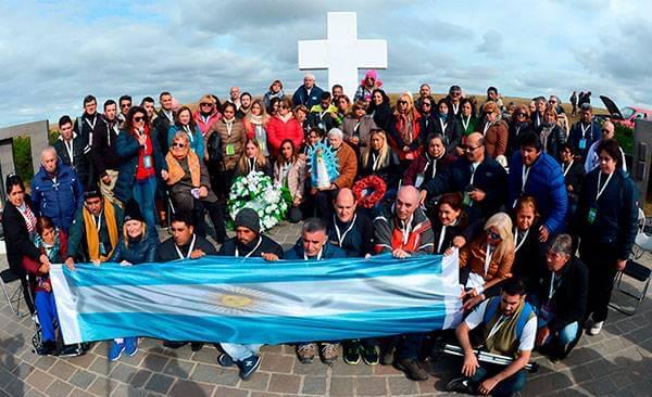  Historias de amor y dolor: familias argentinas regresan a Malvinas para honrar a sus héroes