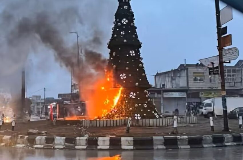 Radicalismo islámico en Siria: incendian árbol de navidad y desatan temor entre minorías cristianas