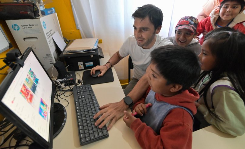  Ignacio Torres inauguró el ciclo lectivo 2025 en Chubut con énfasis en educación de calidad