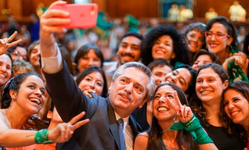  Del pañuelo verde a la negación: Alberto Fernández enfrenta graves acusaciones