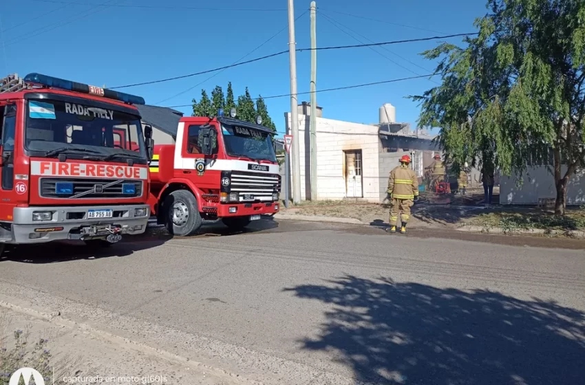  Incendio en Rada Tilly: dos adultos mayores fueron rescatados de una vivienda en llamas